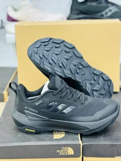 کتونی آدیداس ترکس مستر درجه ۱/ سایز بندی ۴۰ تا ۴۵ /زیره کانتیننتال /تک و عمده  adidas terrex