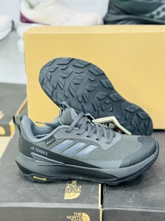 کتونی آدیداس ترکس مستر درجه ۱/ سایز بندی ۴۰ تا ۴۵ /زیره کانتیننتال /تک و عمده  adidas terrex